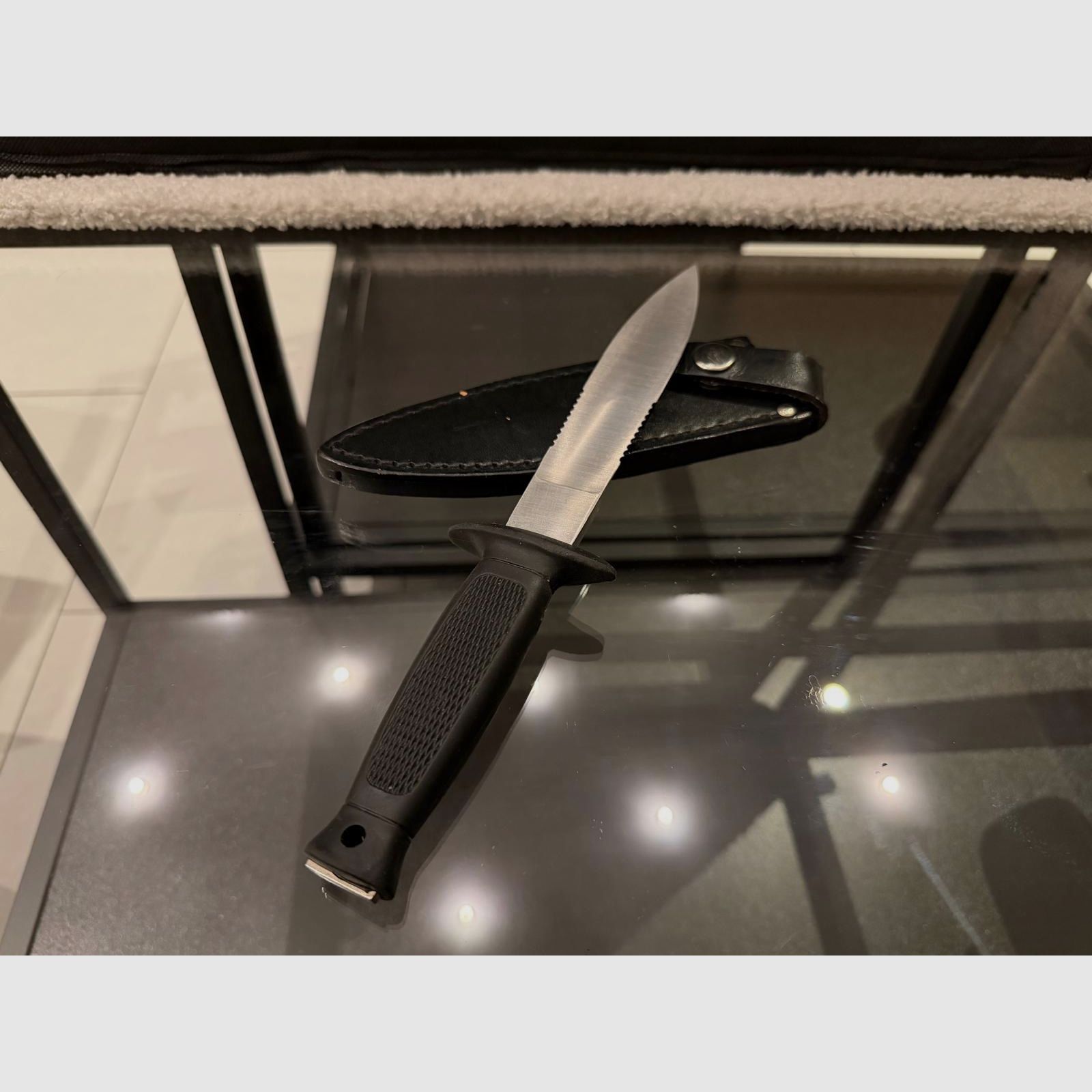 Taktisches Einsatzmesser / Stiefeldolch – Beidseitiger Wellenschliff – Inkl. Lederscheide