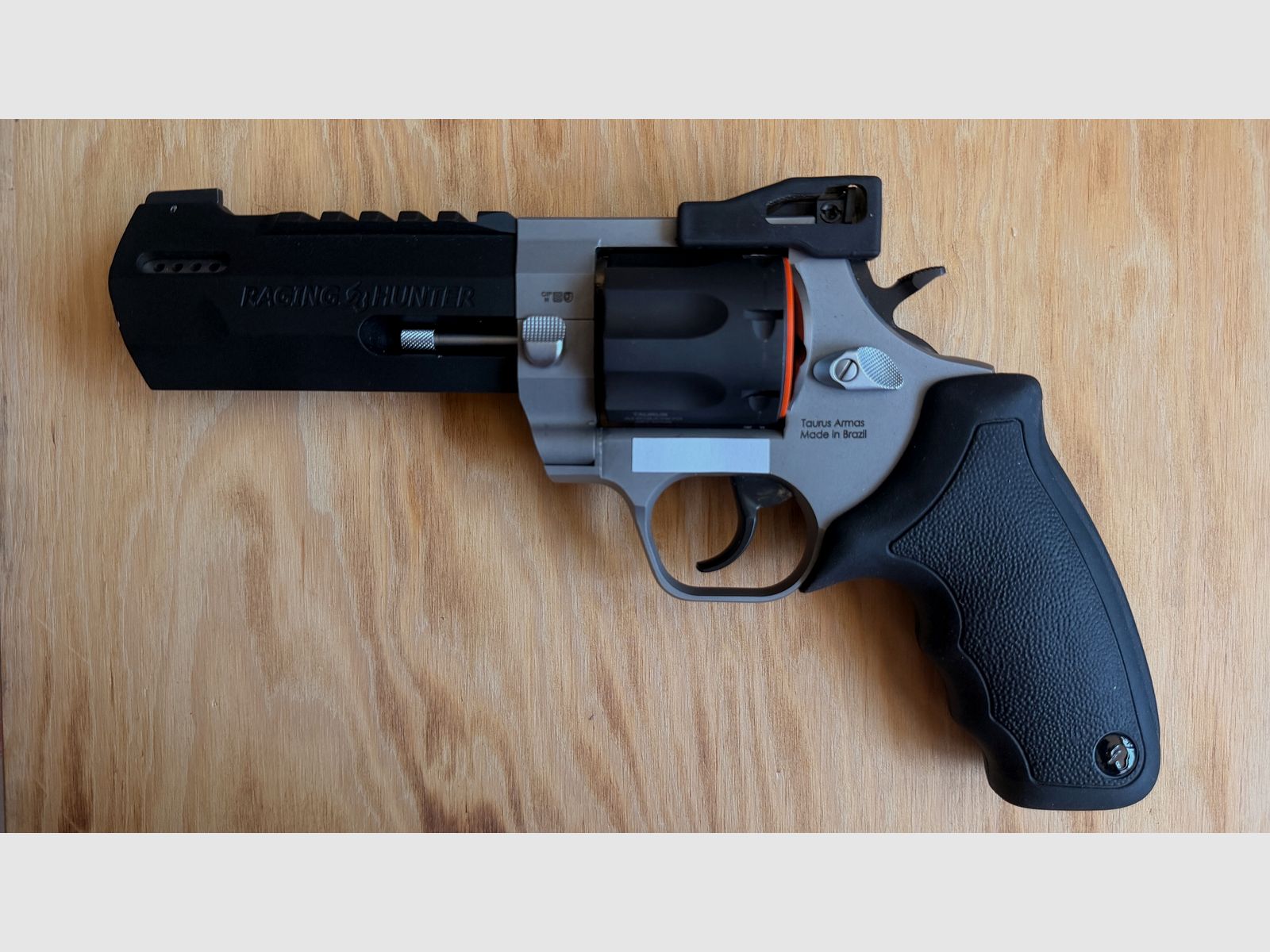Taurus Raging Hunter .357 Mag. / .38 Spec. – Faible performance de tir, y compris Jetloader et poignées en bois, couleur DuoTone, longueur de canon de 5 1/8.