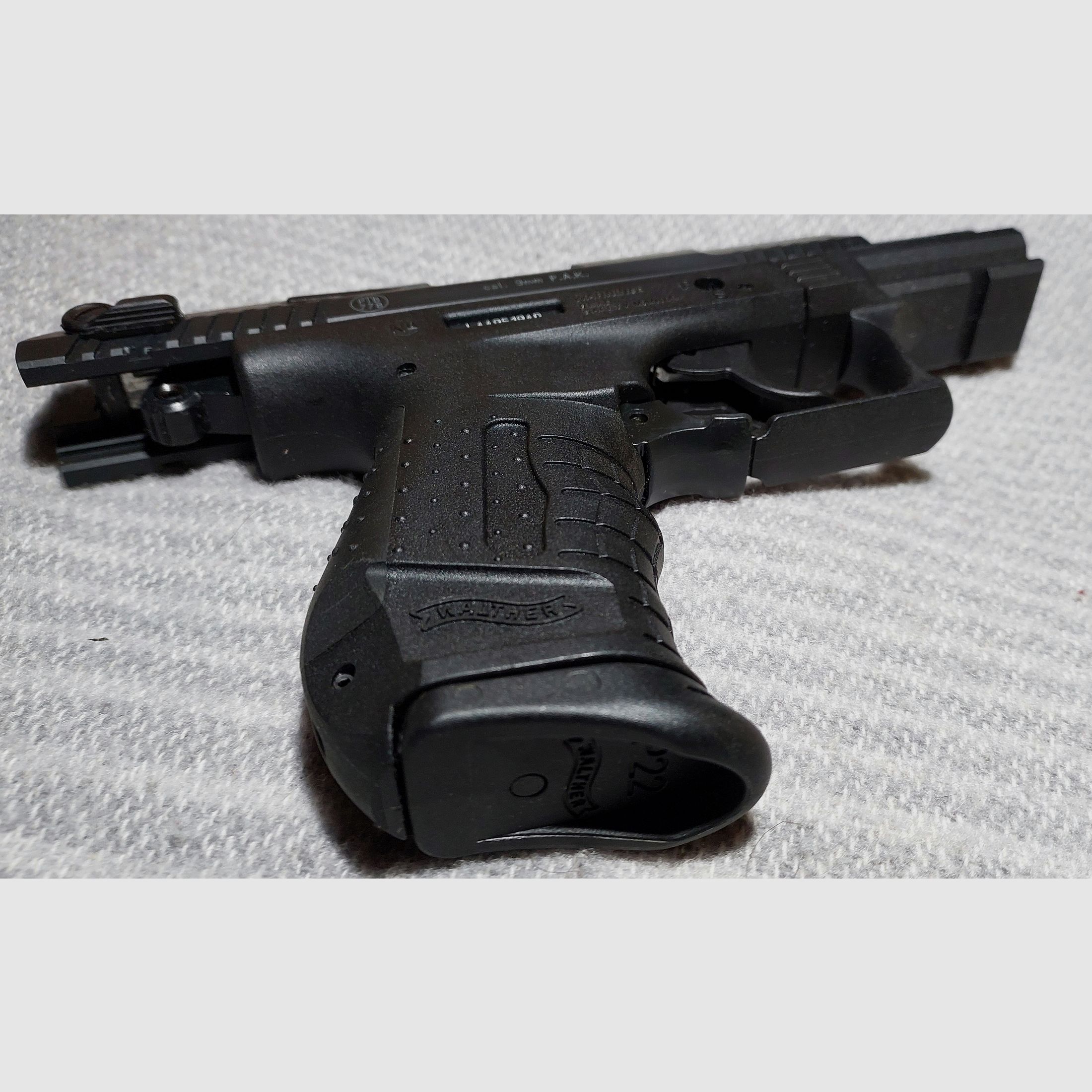 Walther P22 (P 22 Classic) pistola de fogueo 9mm P.A.K. (PTB 778) con 2 cargadores