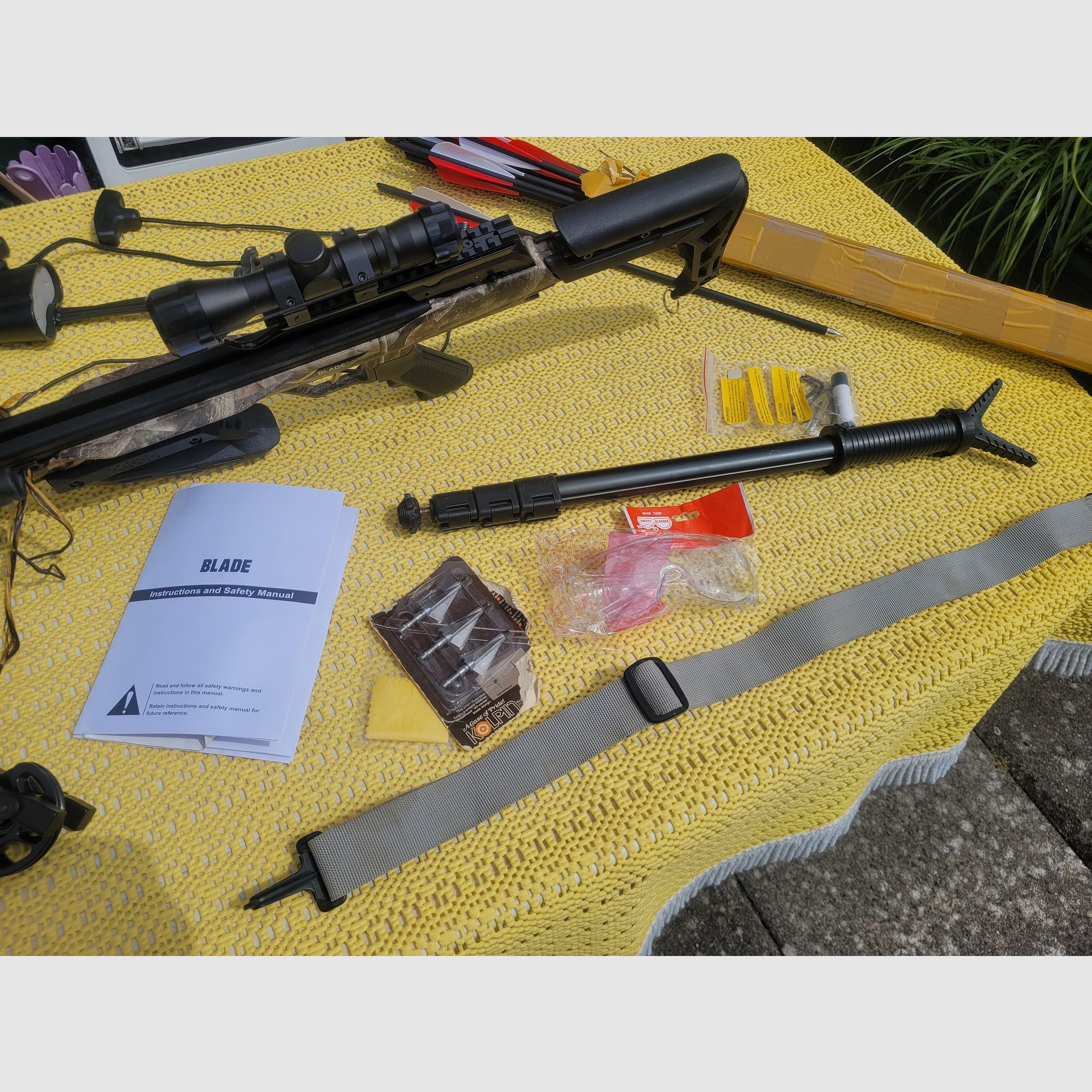 Compoundarmbrust Set Blade + 175 lbs / 340 fps mit 11 Bolzen und Tasche 