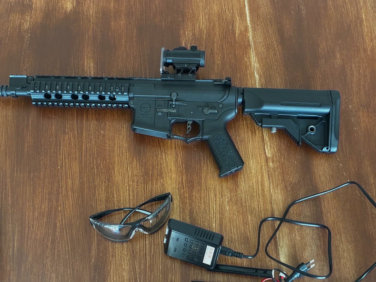 Pacchetto Airsoft completo — Ares Amoeba M4 (S-AEG) + H&K VP9 (GBB, scivolo in metallo) + Caricatore, gas,