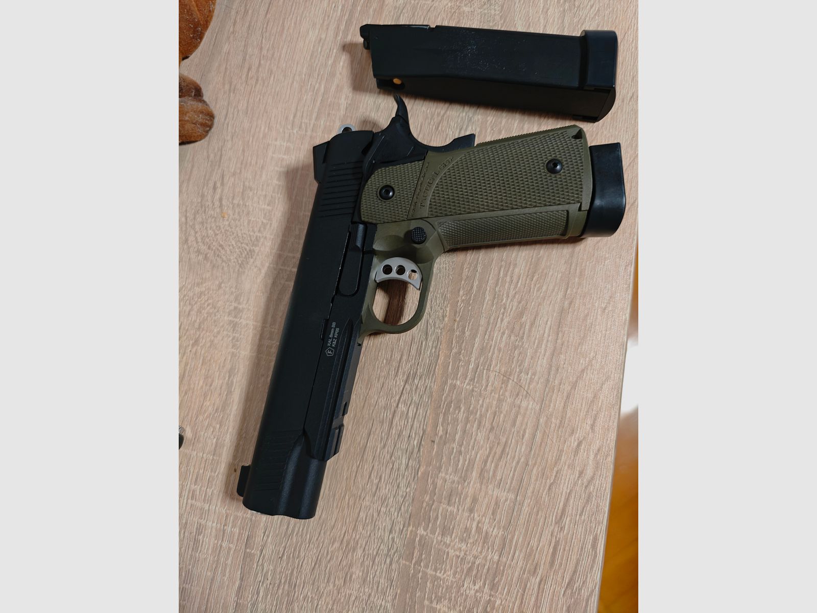 Airsoft pistol CO2