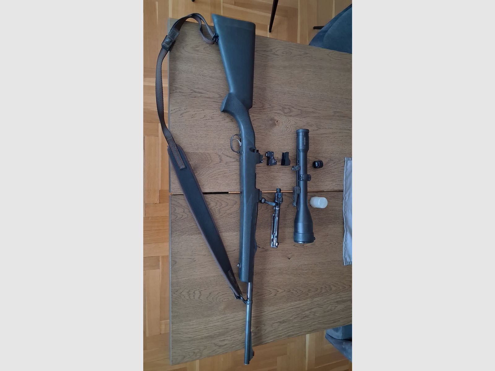 Mauser 98 „Forest“ in calibro 9,3x62 – pacchetto completo (Swarovski 8x56 + Docter Sight)