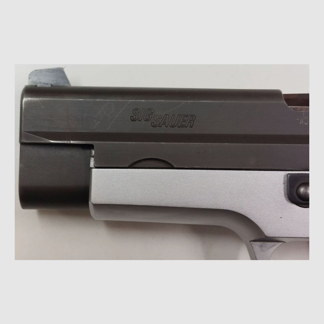 SIG SAUER DEFEKT Halbautom. Pistole SIG SAUER P220 Bicolor Schwarz/Silber im Kaliber .45ACP