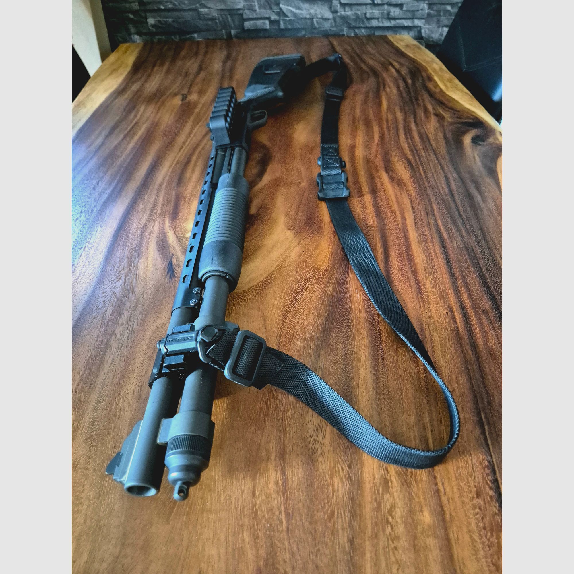 Mossberg M590A1 Ghost Ring Tactical 12/76 Mag. inkl. Magpul Schaft/Sling, Patronenhalter und Laufhitzeschild – Neu und unbenutzt