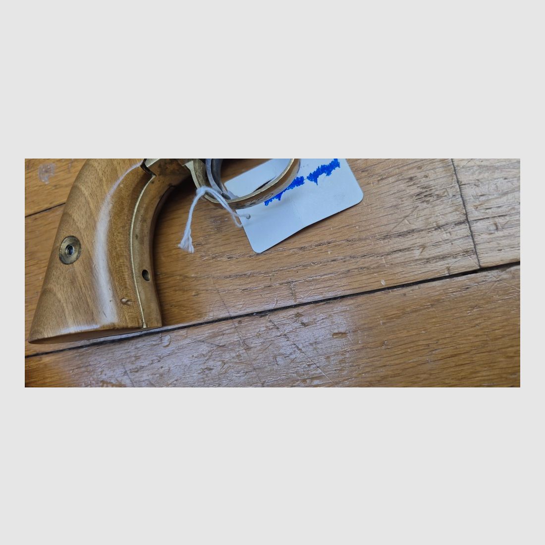 Revólver tipo Remington 1858 Navy — Cal. .36 PN (pólvora negra) — Réplica italiana de Rigarmi / RAG — Bonitas empuñaduras — Accesorios de latón grabados — Excelente cañón espejo y bonitas cámaras — Arma de 1983 — Muy buena mecánica — TBE, imagen 18 de 22