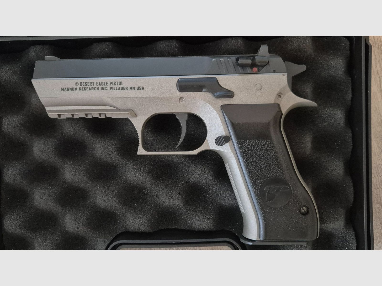 Magnum Research Desert Eagle, calibro 4,5 mm CO₂, immagine 4 di 5