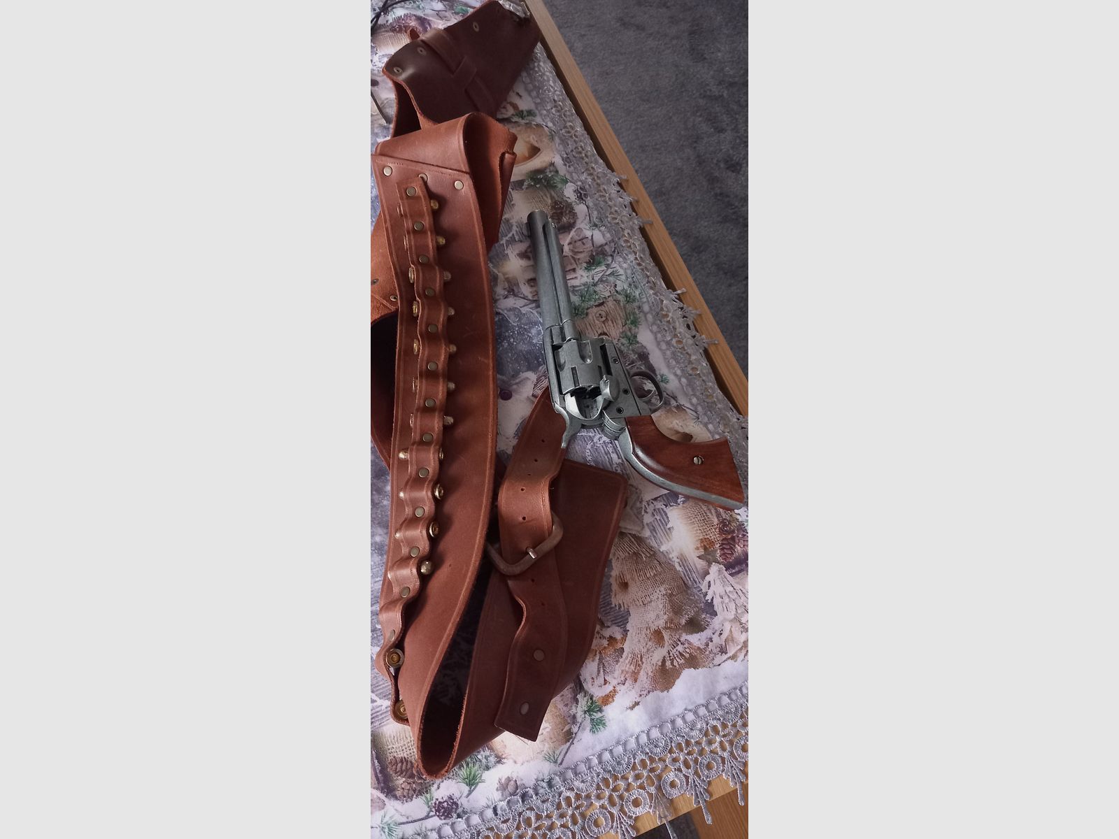Westernholster Echtleder Mit Deko Patronen und Revolver 
