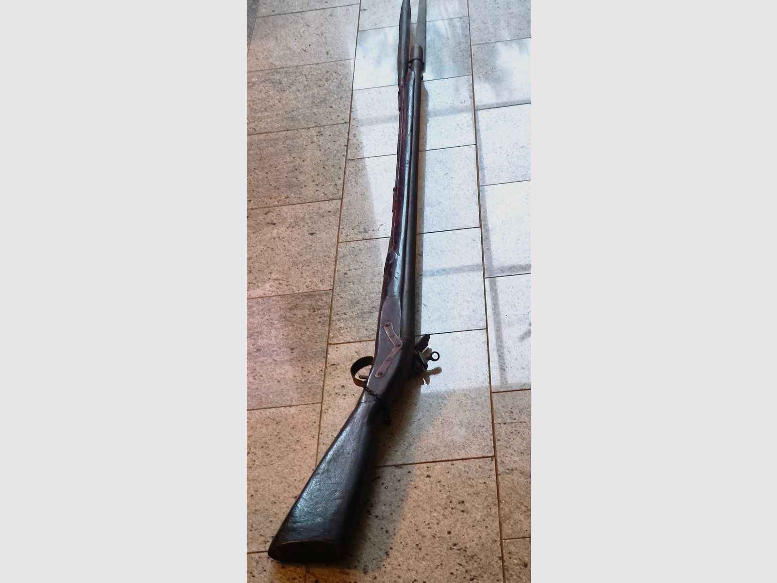 Karabin z zamkiem skałkowym z bagnetem i szpicem