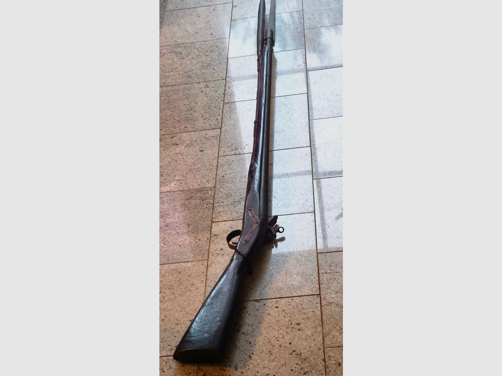 Steinschlossgewehr mit Bajonett und Puntze