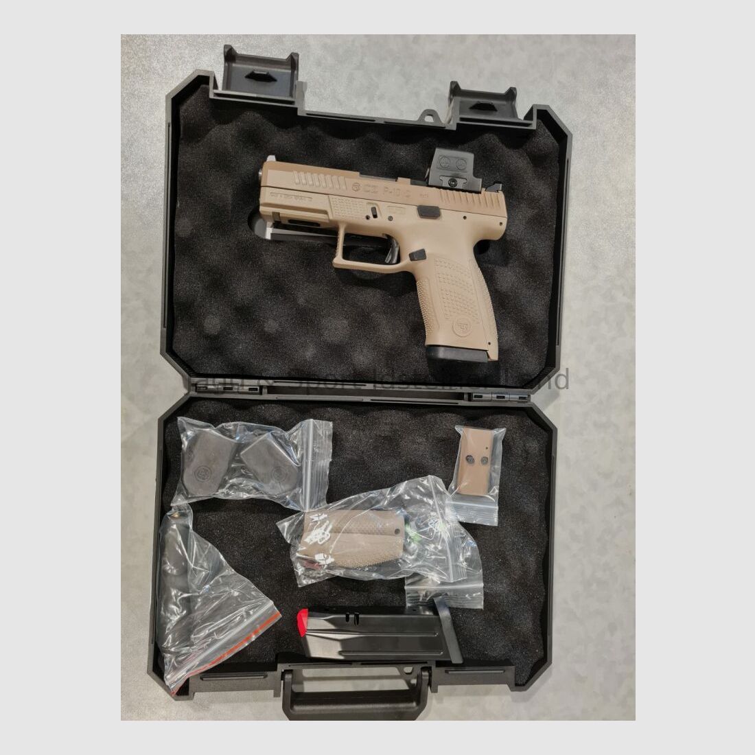 CZ Uhersky Brod P-10 C OR FDE (Cerakote) con mira de punto rojo Holosun HE509T
