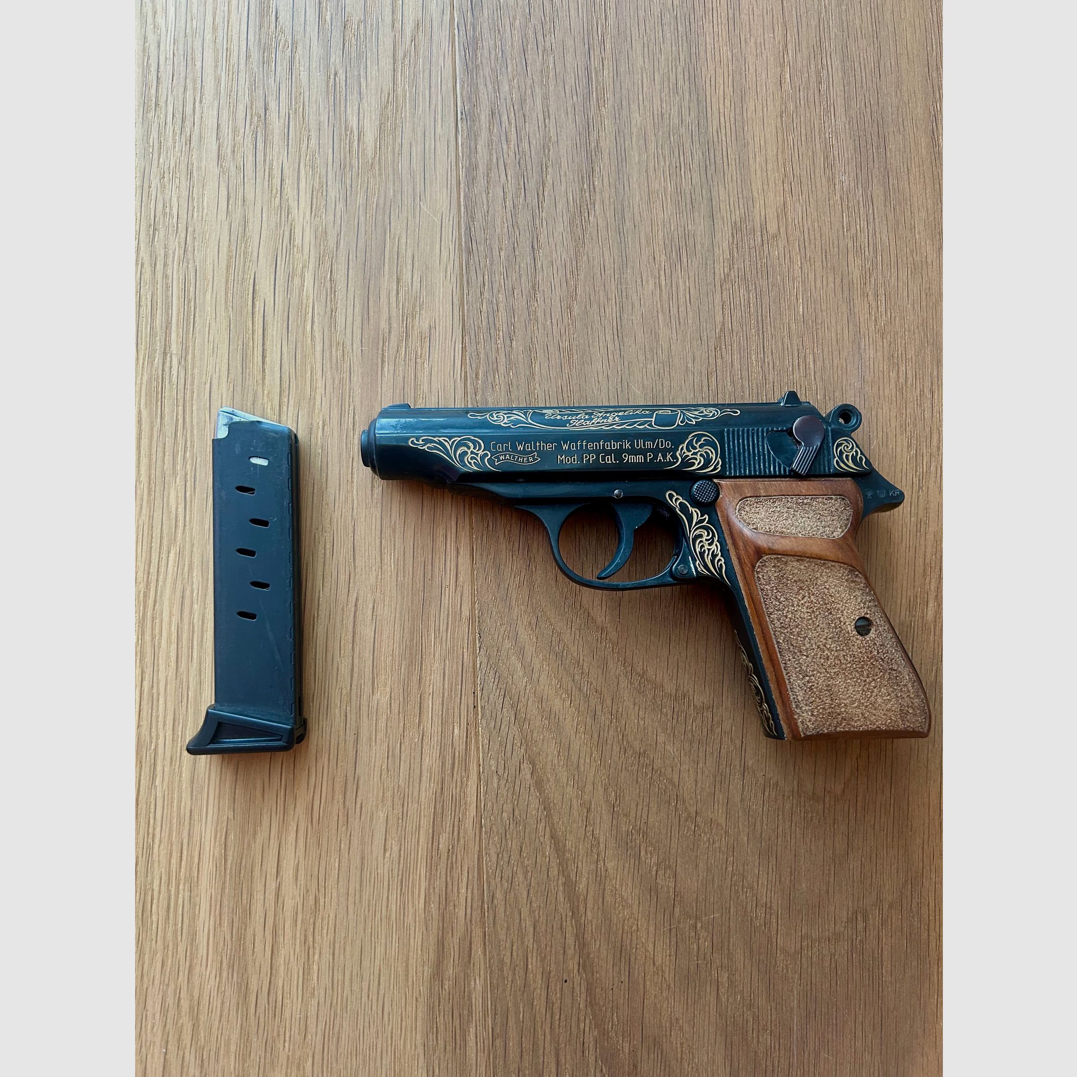 Unikat  Schreckschusspistole Walther PP cal. 9 mm P. A. K. mit Gravur