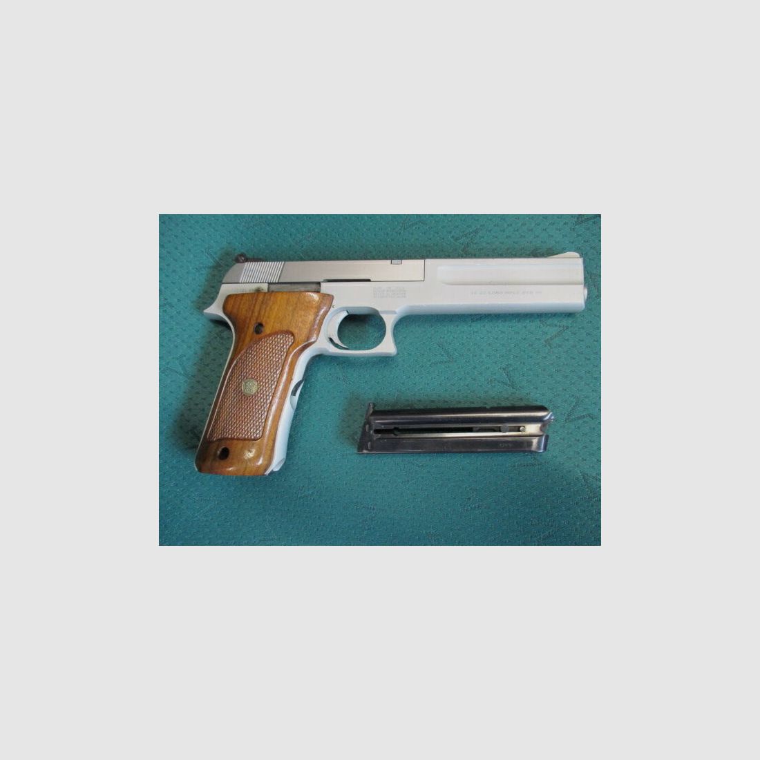 Pistola Smith & Wesson 622 con caricatore di riserva 622