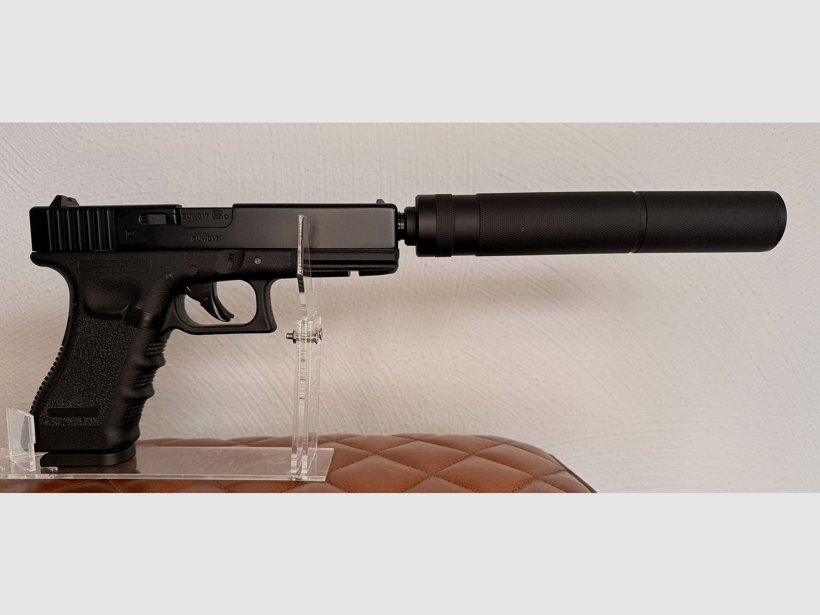 Glock 17 mit Laufgewinde Co2-Pistole Kaliber 4,5 mm Stahl BB / Diabolo Blowback (P18) + Schalldämpfer