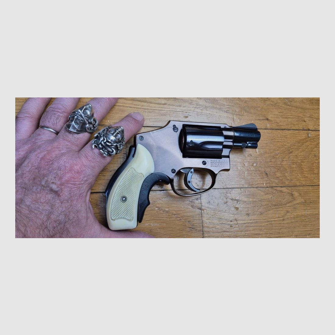Rivoltante molto raro Smith&Wesson Model 42 Centennial – Un 36 Chief Special senza cane esterno – 5 colpi in cal. .38SP – Modello del centenario 1952 – Versione leggera per difesa ravvicinata – Finitura bicolore rara e splendida Nero / Bronzo con impugnature in osso – Il vero "Bodyguard"! – Splendida condizione estetica – Eccellente stato meccanico – Pezzo eccezionale! – TBE ++, immagine 1 di 22
