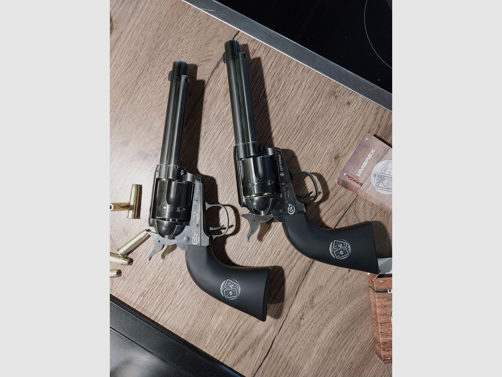 Colt Single Action Army® SAA Double Aces Duel Set - Co2-revolver kaliber 4,5 mm BB (P18) incl. 20 Co2 capsules en 1500 BB's 4,5mm