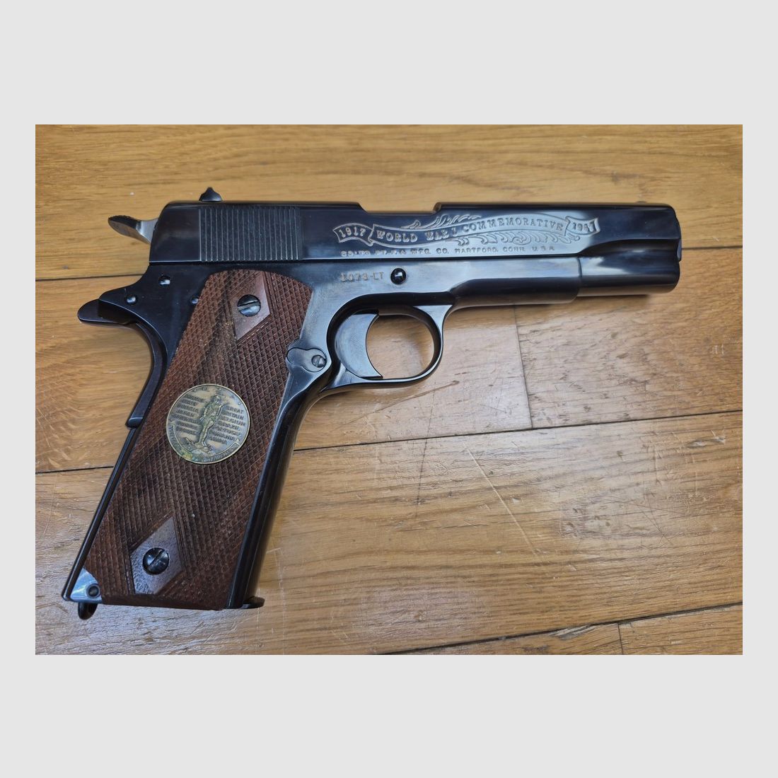 ¡UNIQUE! Rarissime Colt 1911 (no 1911 A1) – Conmemorativo de la Batalla de Château-Thierry 20 de julio de 1918 – Arma de 1968 – Calidad excepcional en Pre Series 70 – Lujosamente grabado y azulado y 100% operativo – Pieza rarísima en Europa en su caja de exhibición original – ¡Estado como nuevo!, imagen 24 de 33