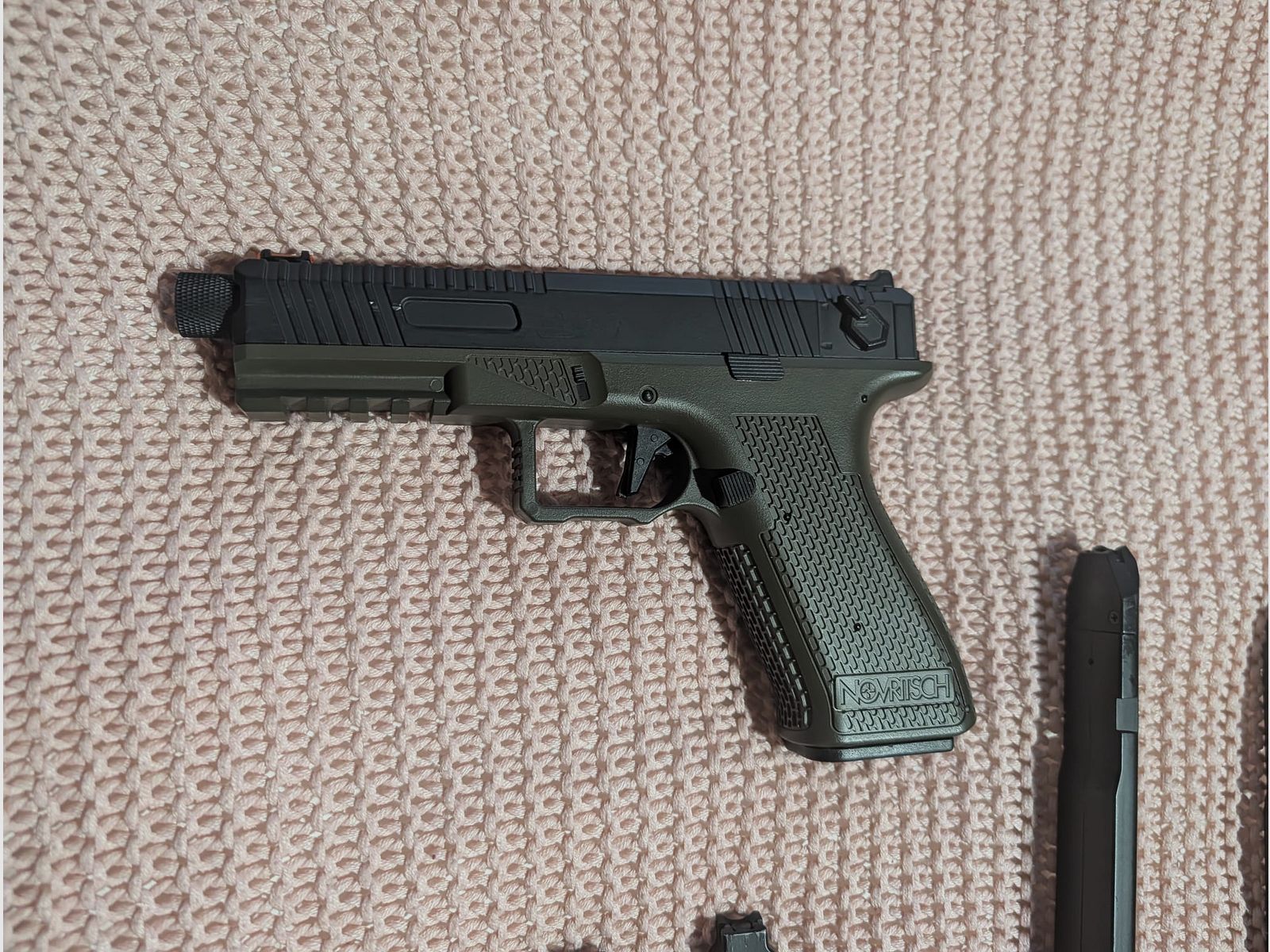 Novritsch SSE18 pistol with magazines, image 3 of 5