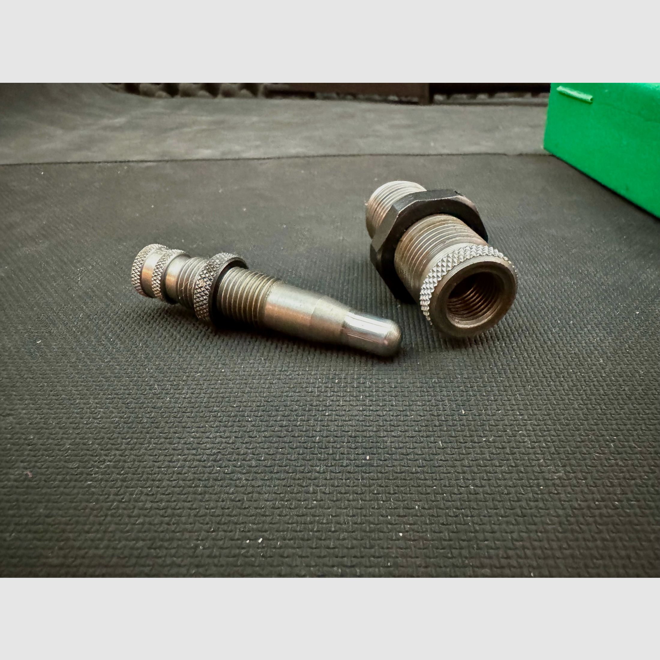 RCBS dies 38/357 .38Sp and .357Mag, 2 seating dies and one expanding die, 4 bullet stamps