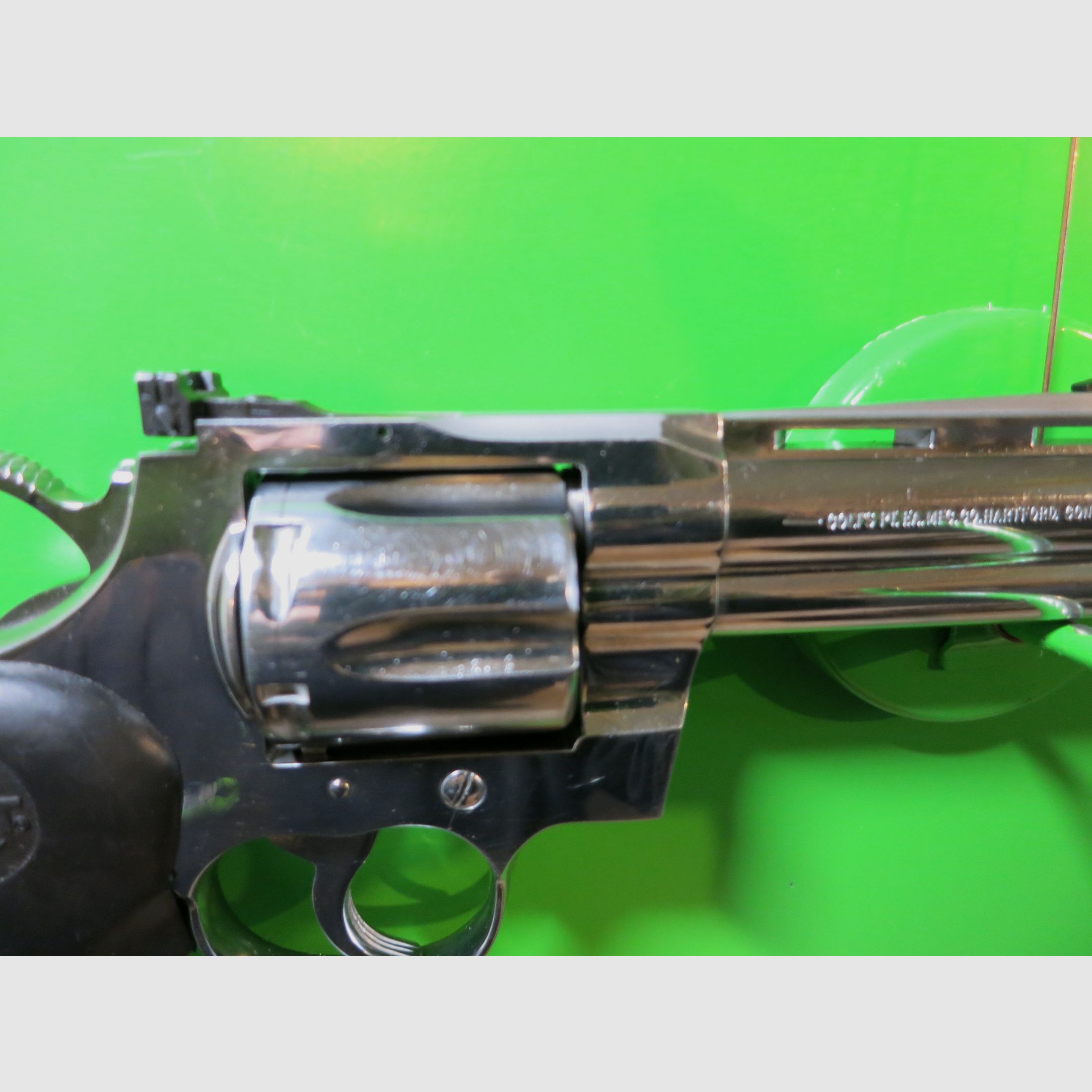 Revolver COLT PYTHON, Acier inoxydable (polie miroir), .357 Magnum, canon de 4", poignée de sport en caoutchouc #25-