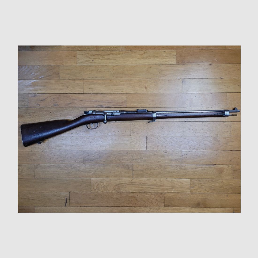 Seltene Mauser-Daudeteau 1871/94 Repetierbüchse – Originalkaliber 6,5x54R – Reglementarische Waffe der uruguayischen Armee – 5.000 Exemplare – Holz und Markierungen einwandfrei – Alles nummerngleich bis auf eine Schraube – Neuer Lauf und seltene Originalreinigungsstange – TBE++, Bild 2 von 26