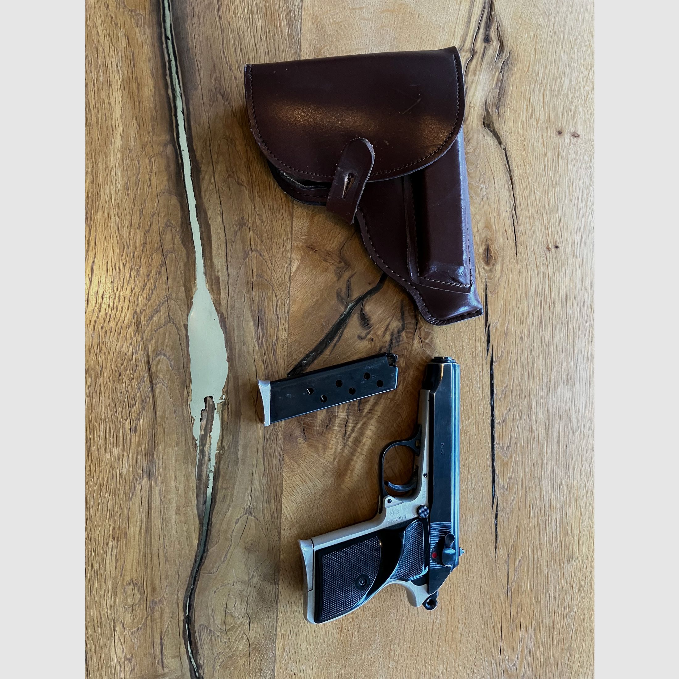 Halbautomatische Pistole Makarov 9mm