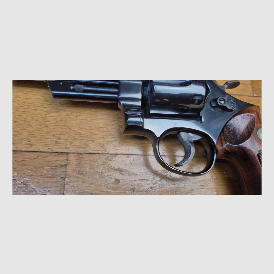 Mythischer Revolver Smith&Wesson Modell 27-2 – Kal. .357Mag – Waffe aus 1976/77 – Qualität und Mechanik, die heute nicht mehr zu finden sind – Revolver des FBI und der Polizei – Lauf von 5 Zoll, gerippt – Wunderschöne glänzende schwarze Brünierung – Ausnahmewaffe für Ausnahme-Schützen – TBE++ Quasi neu!, Bild 22 von 24