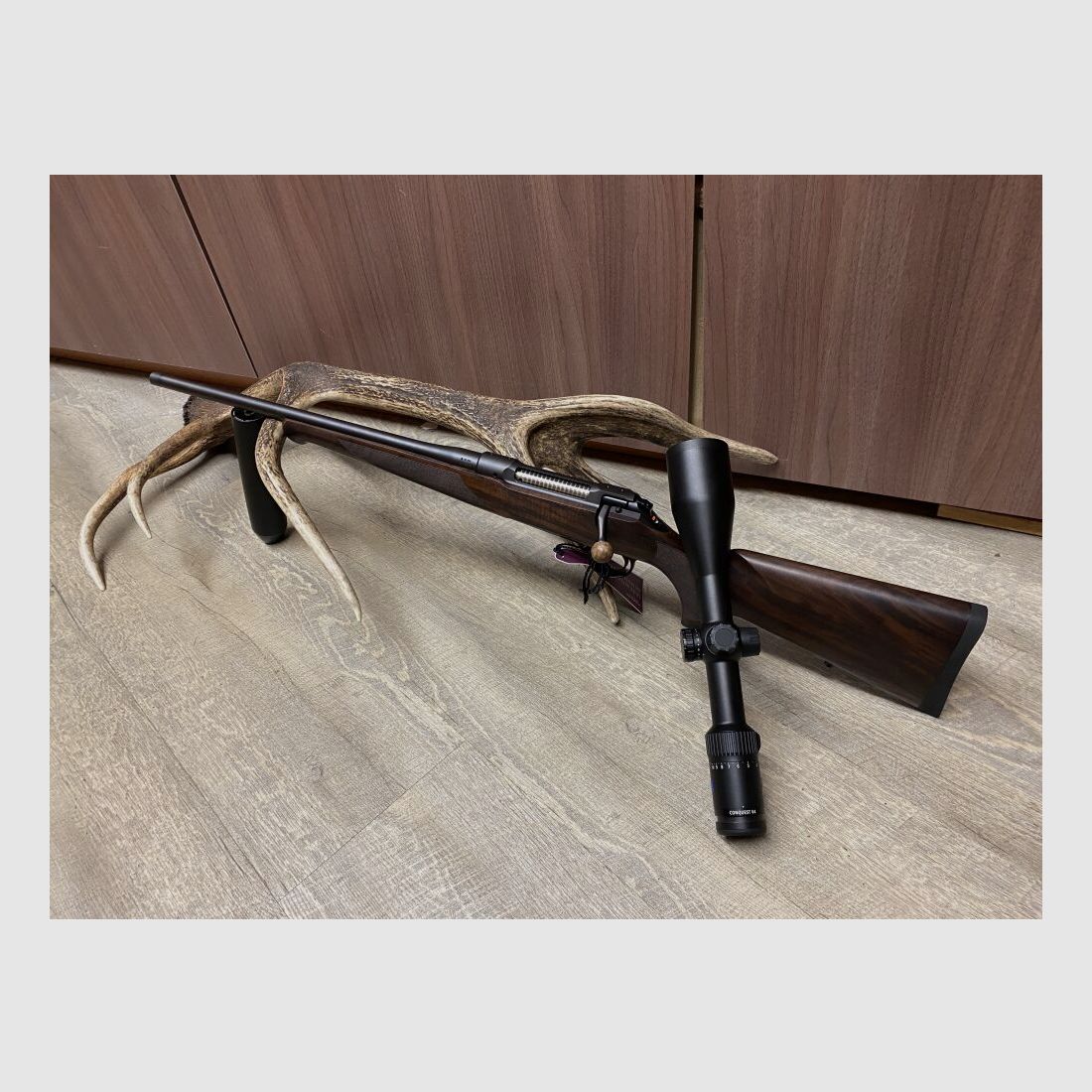 Sauer 101 Artemis, links, mit Zeiss Conquest V4 3-12x56