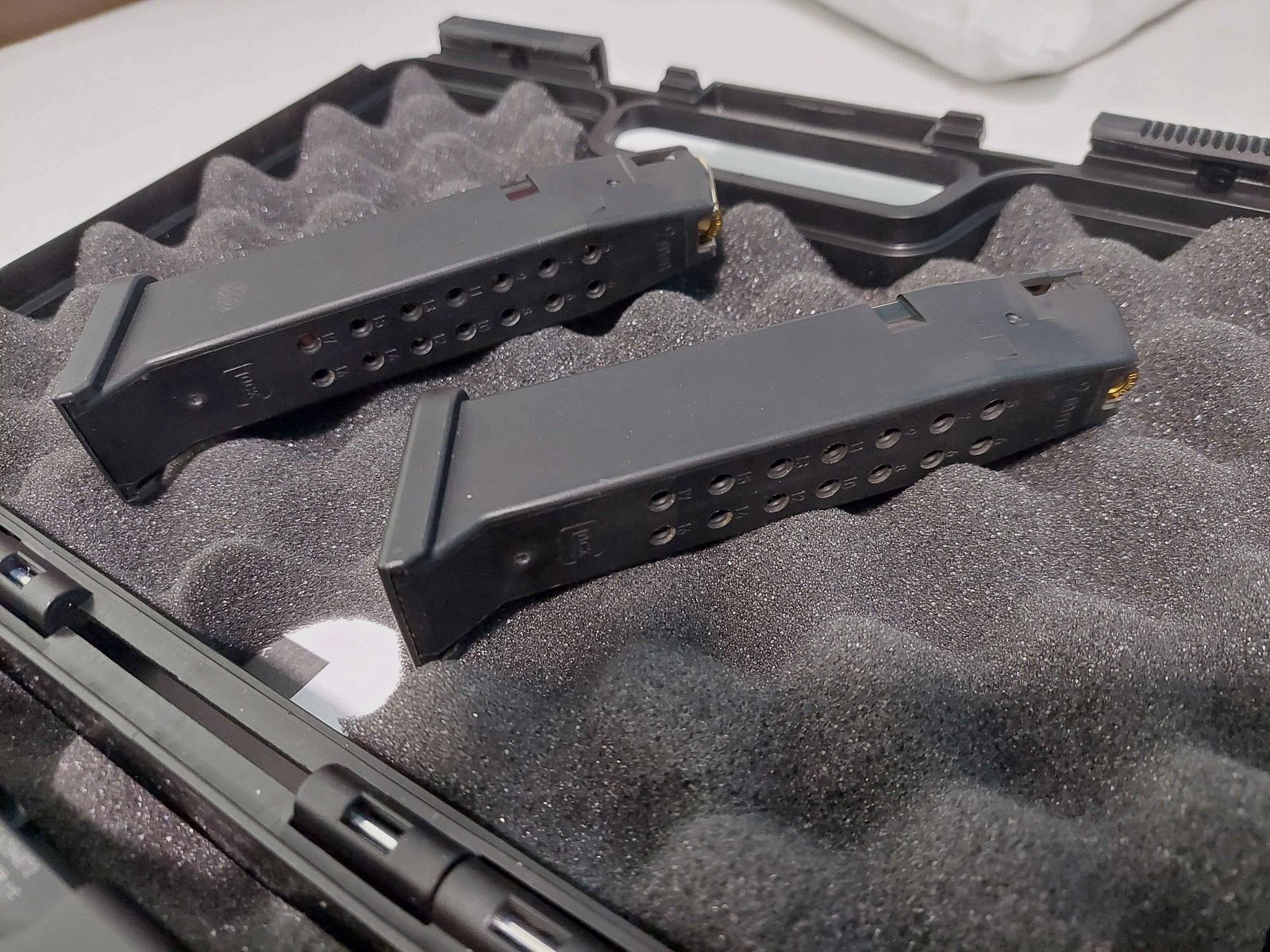 Glock 17 Gen 5 9mm P.A.K. z kaburą i 1 dodatkowym magazynkiem.