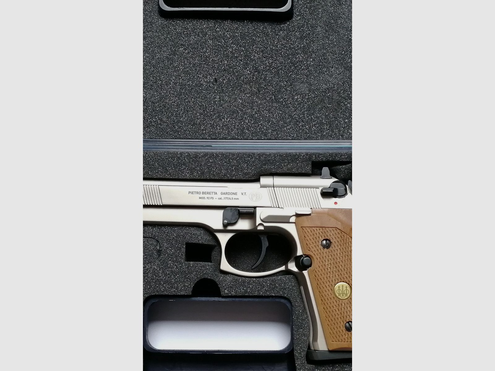 Beretta Mod. 92 FS air pistol nickel-plated with double Kst grips / like new + accessories