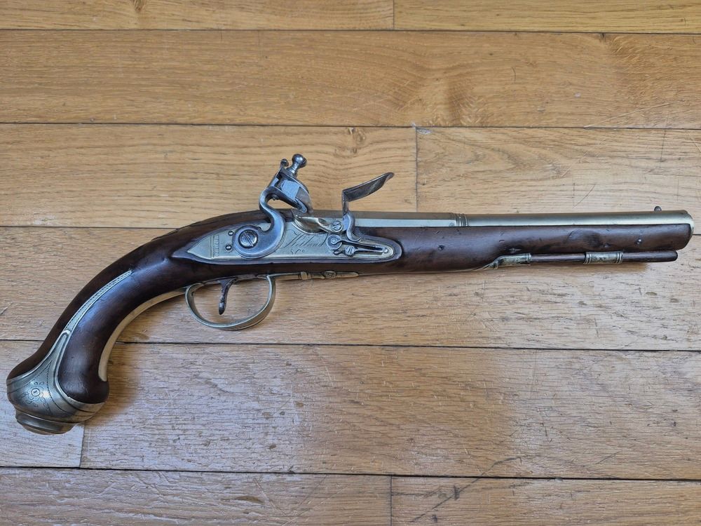 Wunderschöner englischer Steinschlosspistole – Ketland & Co in London um 1804 – Lauf, Schloss und Beschläge aus Bronze – Kolonialdienst – Kal. .60 – Holz aus sehr schönem Nussbaum – Raffinierte florale Dekoration – Exzellente Mechanik und Ästhetik – Seltenes und schönes Zeugnis der schlechten Seite der Kriege des Ersten Kaiserreichs – TBE+, Bild 2 von 26