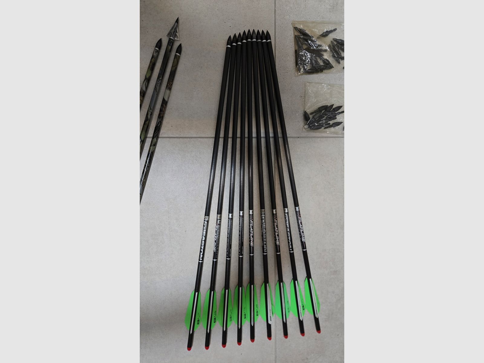 9x Carbonbolzen 22“ Easton Flatline 9,3 GPI mit 125gr Spitzen für Armbrust
