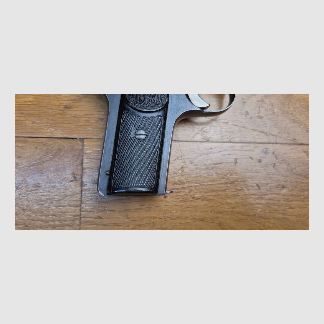 Très beau Pistolet Dreyse 1907- Fabrication vers 1915 pour l&rsquo;armée allemande en 1914-1918 – Cal. 7.65 Browning – 7 coups – Une des œuvres de la famille Schmeisser ! – Beaux poinçons allemands impériaux – Bonne mécanique et esthétique – Très bon canon – Arme règlementaire autrichienne et des Gardes Suisses du Pape ! – Un des plus intéressants des 7.65 browning – TBE/TBE+, image 15 sur 20