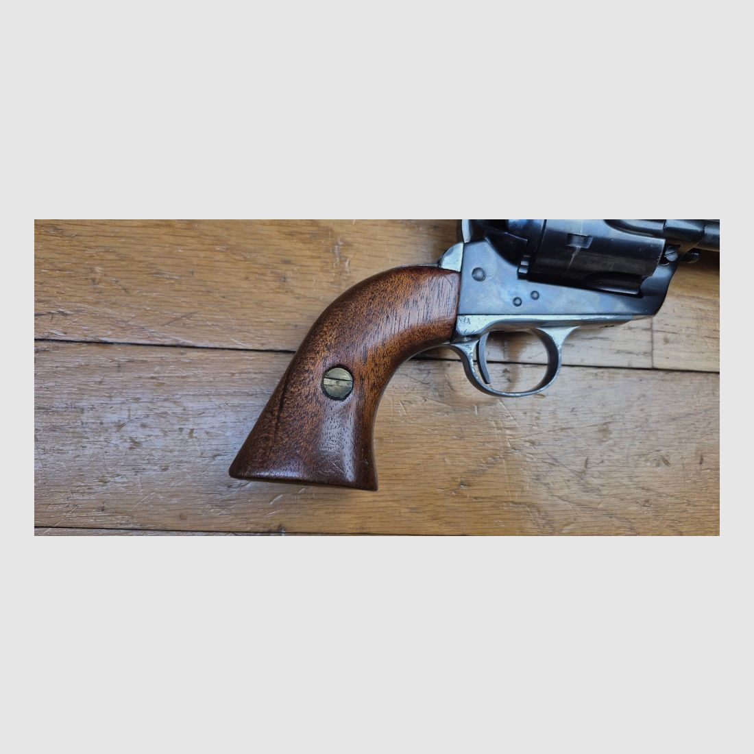 Bellissimo revolver Sauer & Sohn Western Six Shooter — .45 Long Colt — Prova Kiel del 1968 – SAA 1873 – Canne da sei pollici – Buone impugnature in noce in TBE – Meccanica molto buona – Canne a specchio superbe / camere idem – Bellissimo Buscadero 100% in TBE incluso! – Arma in BE+/TBE, immagine 18 di 29