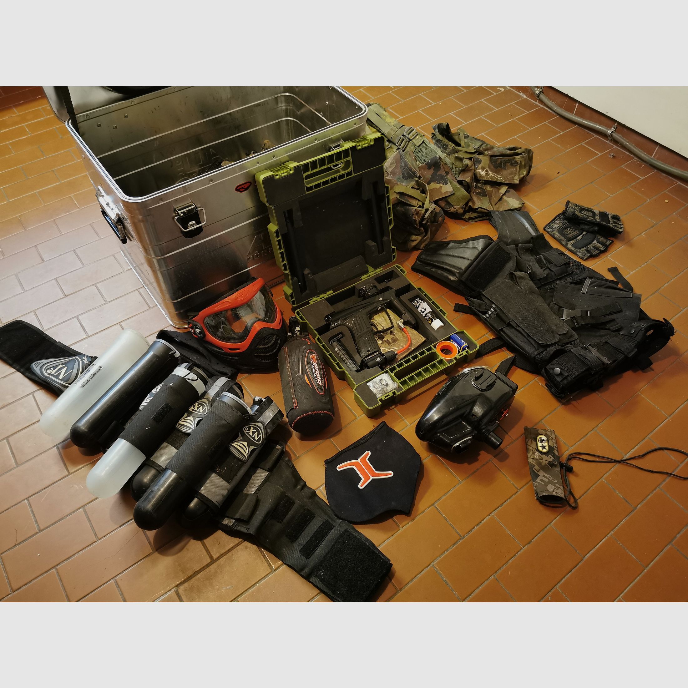 Paintball Ausrüstung Komplett *Planet Eclipse ETHA & Invert Halo B + Pods, Freak-Laufset, Metallkiste, Kleidung uvm*