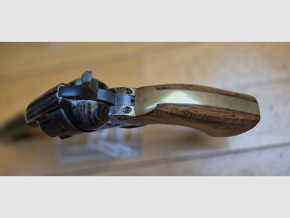 Schöner und guter Revolver Armi Jäger Typ Colt SAA 1873 — Kal. .45 Long Colt / .45LC — Waffe von 1968 (!) — Sehr schöne Verarbeitung, insbesondere aus Holz — Mechanik und Lauf einwandfrei — Schöner 100% Lederetui in TBE inklusive! — Set BE+/TBE, Bild 10 von 20