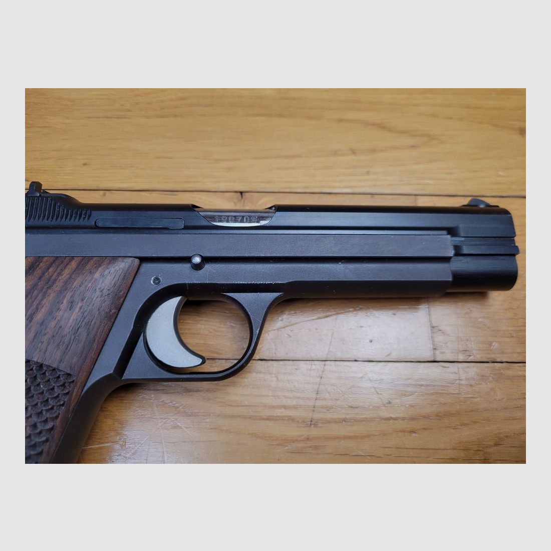 Wspaniały pistolet SIG P210-2 – Mit o 9 para – Broń wojskowa model P-49 z 6. i ostatniej dostawy – Broń z 1974 roku – Brązowanie, działanie i wymarzony luf – Oryginalne wojskowe okładziny, regulaminowy futerał i luksusowa rękojeść Nill Target – Top kolekcjonerski – Stan jak nowy!, zdjęcie 21 z 23