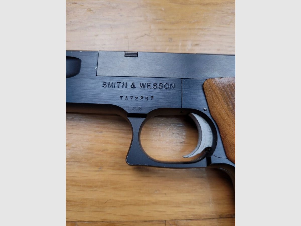 Schöner Smith&Wesson mod 422 – Kaliber 22LR – in 4,5 Zoll – ganz aus Stahl – sehr schöne Holzgriffschalen – Ergonomie für diejenigen, die einen geraden und klassischen Schaft bevorzugen – für den Stand sowie zum Vergnügen – TBE, Bild 1 von 17