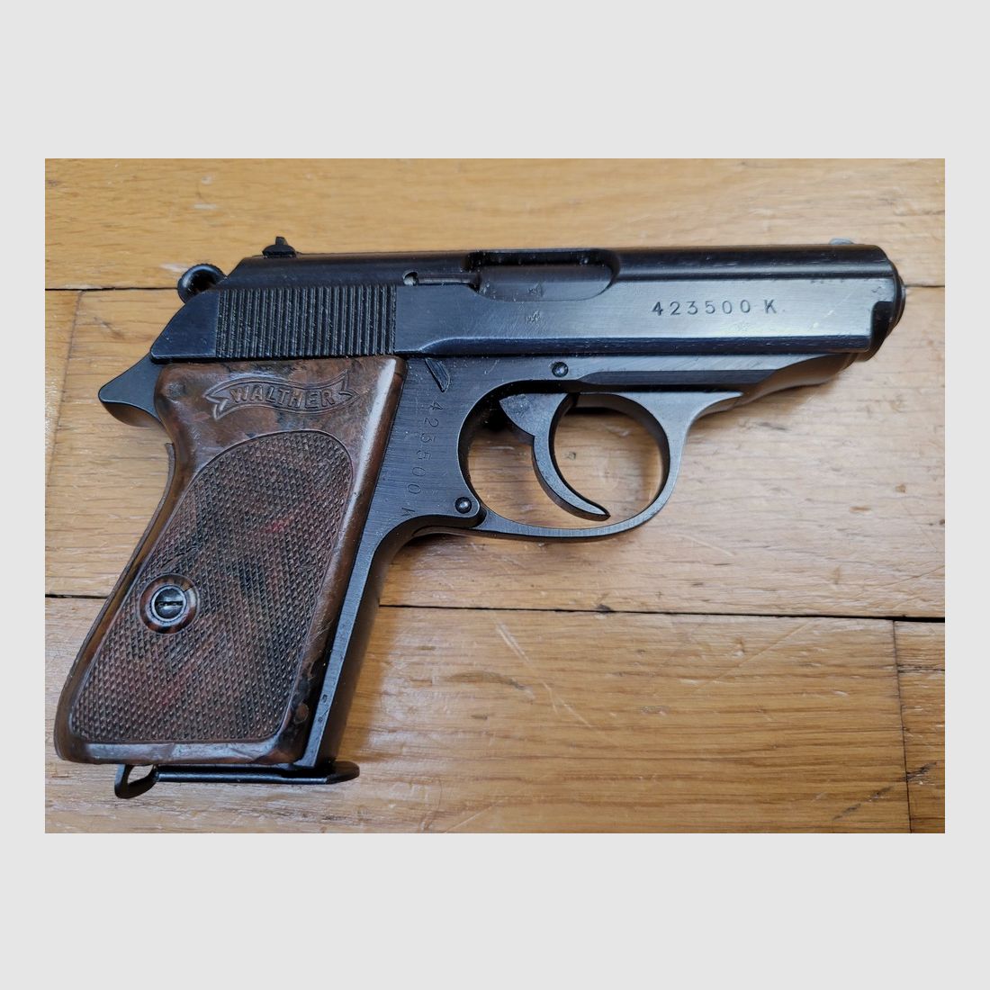 Guter Walther PPK Pistol – Herstellung Walther Zella-Mehlis Ende 1944 – Kaliber 7,65 mm – Neu brüniert – Riemenring – Kleiner Zivilist einberufen! – Spiegel-Lauf – BE+, Bild 2 von 17