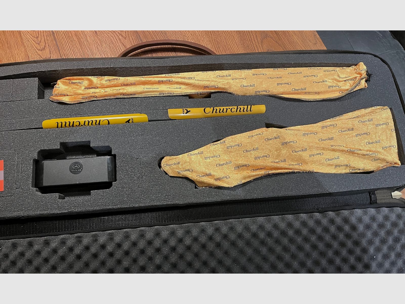 Akkar Churchill 206E LADY Czarny II