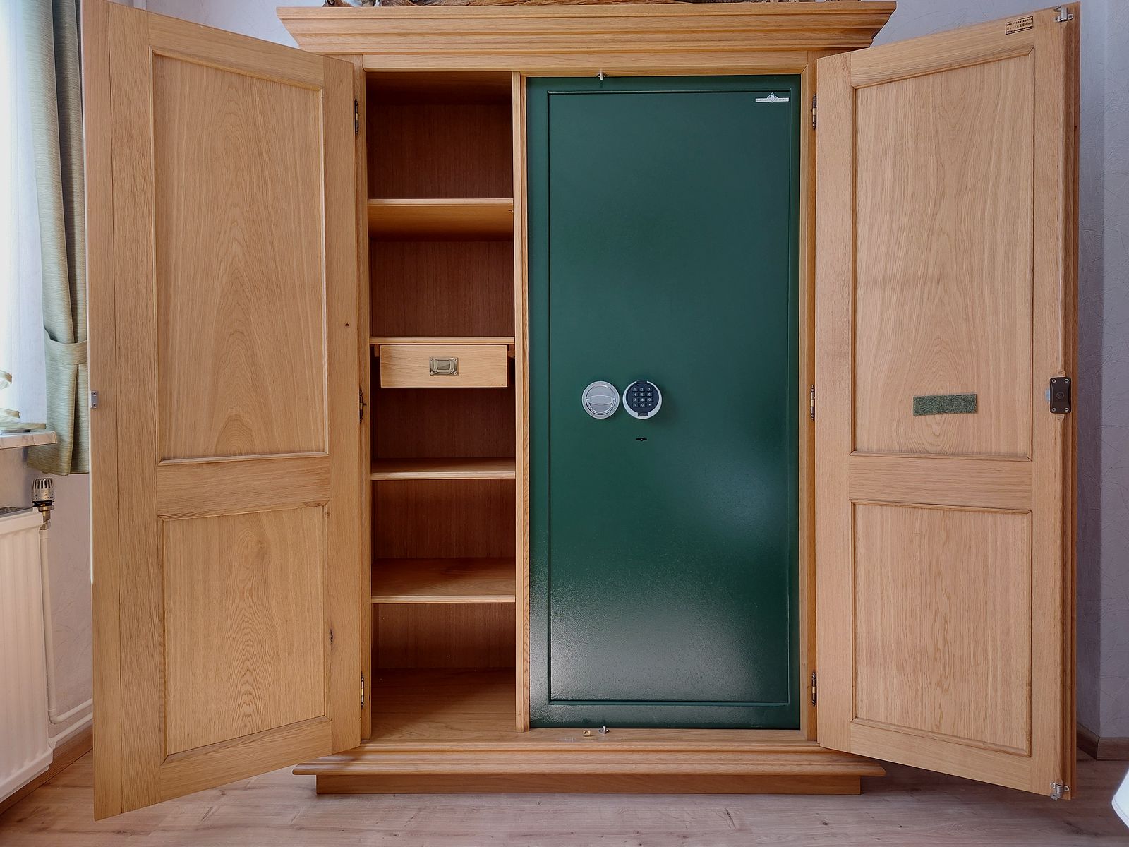 Jagdschrank Waffenschrank Schrank Eiche hell massiv Landhaus-Stil 180x140x55cm für Tresor
