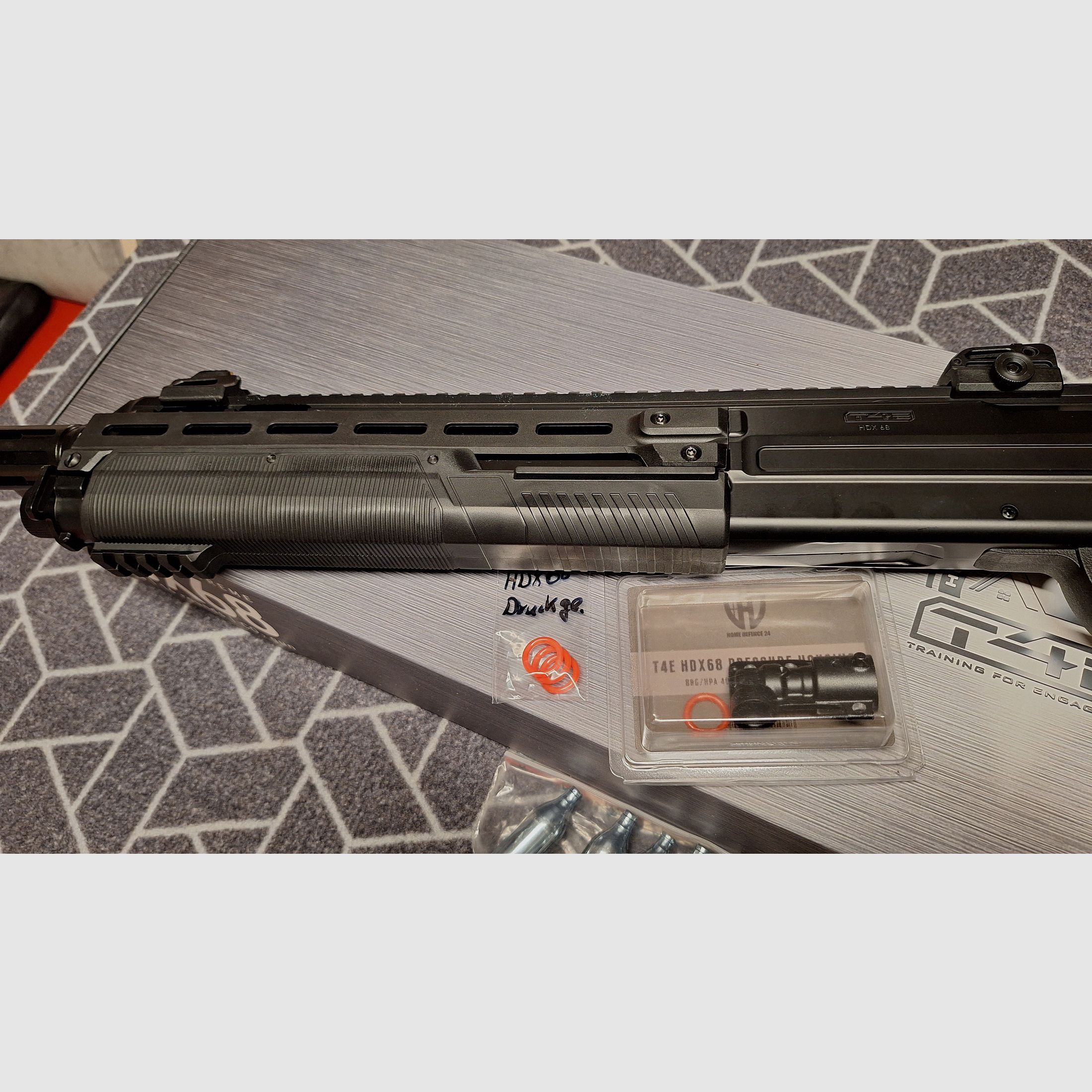 T4E HDX 68 CO2-RAM fusil à pompe .68 avec accessoires, munitions + CO2 comme neuf !