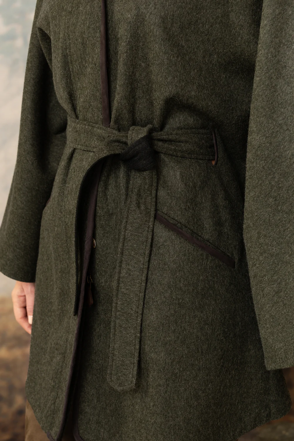 Habsburg Alpaka-Loden Cape Kolbenturm mit Samtkanin in Grün, Bild 4 von 7