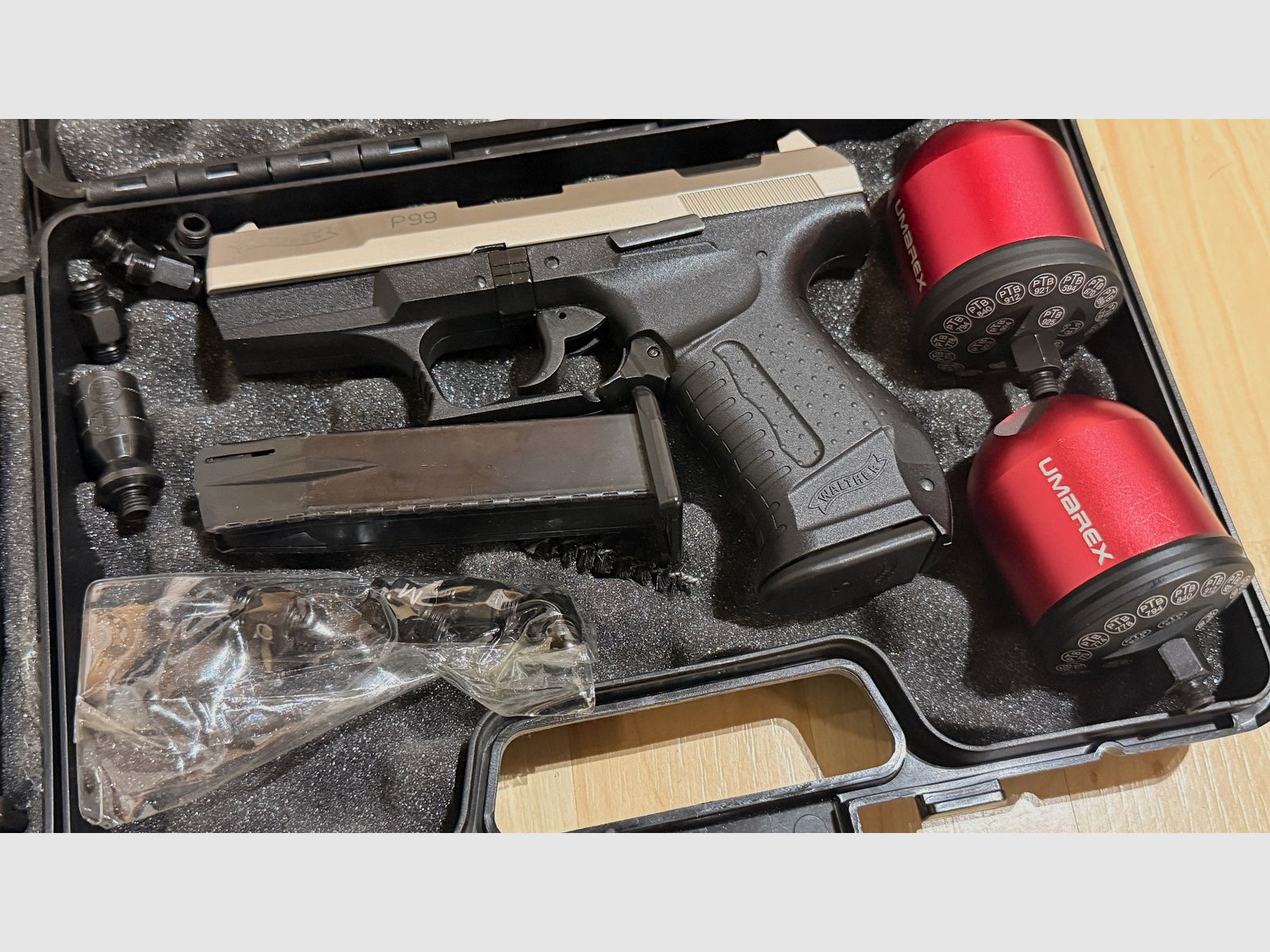 2x Walther P99 Schreckschuss 9mm 1x Schwarz + 1x Bicolor, 4 Magazine + 2x Umarex Pyro Launcher Abschussbecher