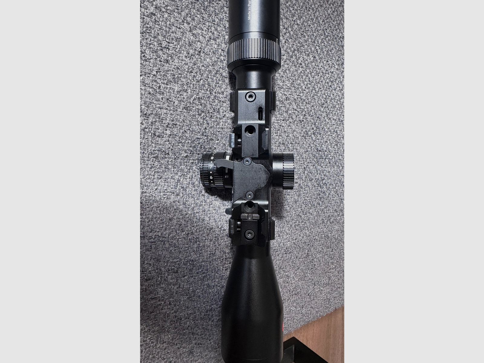 Leica Amplus 3-18x42 con aspecto de caza