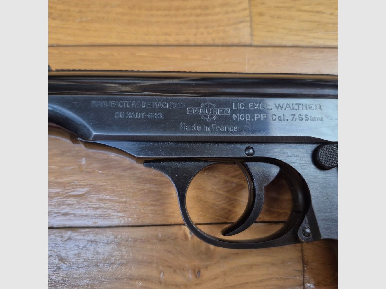 Très beau Walther PP de fabrication Manurhin sur licence exclusive Walther – Cal. 7.65mm – 2 chargeurs d&rsquo;origine – Collector en boite d&rsquo;origine avec notice, cible et nécessaire de nettoyage – Rare exemplaire de 1954 ! – Mécanique parfaite – Canon neuf miroir – État quasi neuf – TBE++, image 1 sur 28
