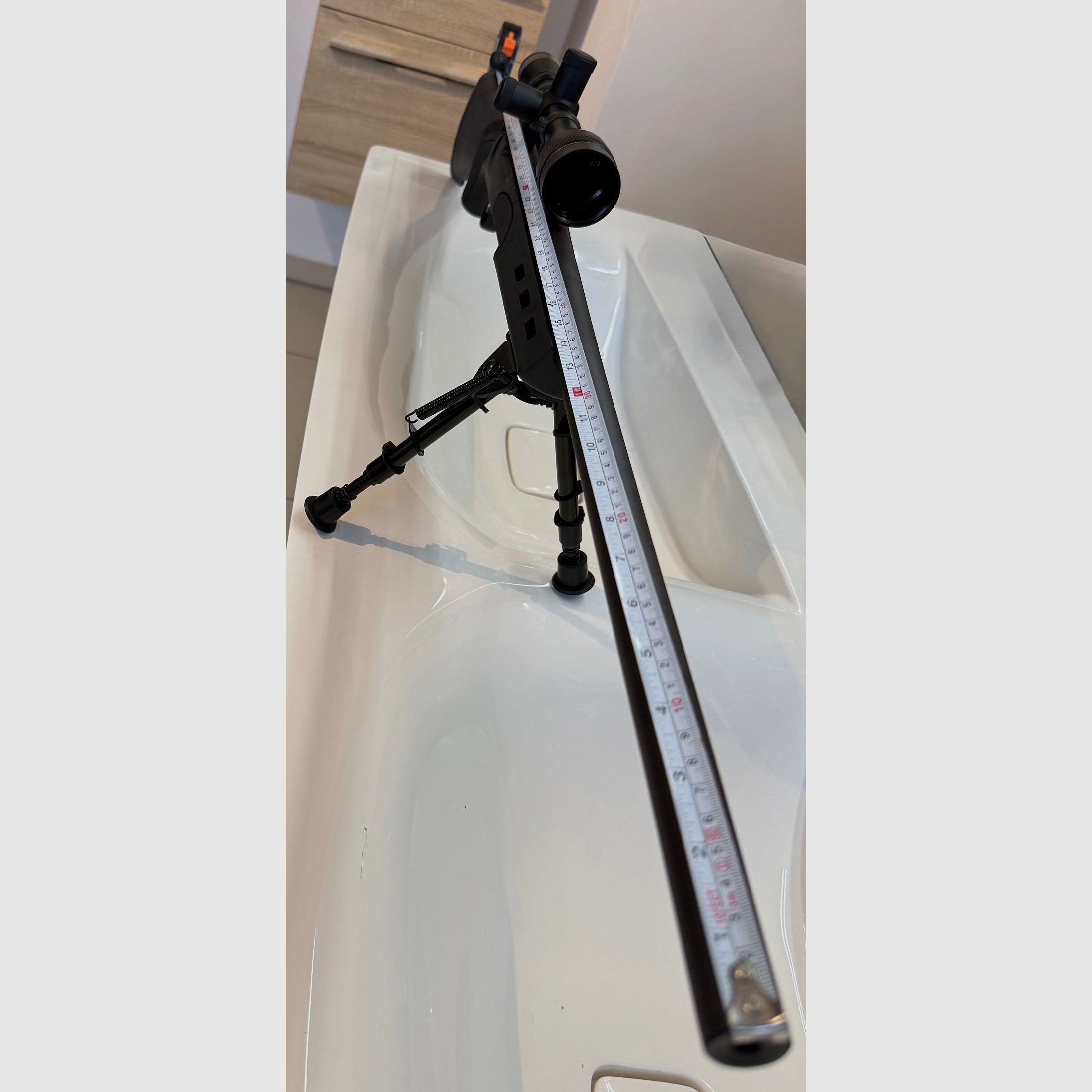 Fucile a ripetizione Remington 700 in calibro .223 REM con ottica Leupold 6–18 VX-II