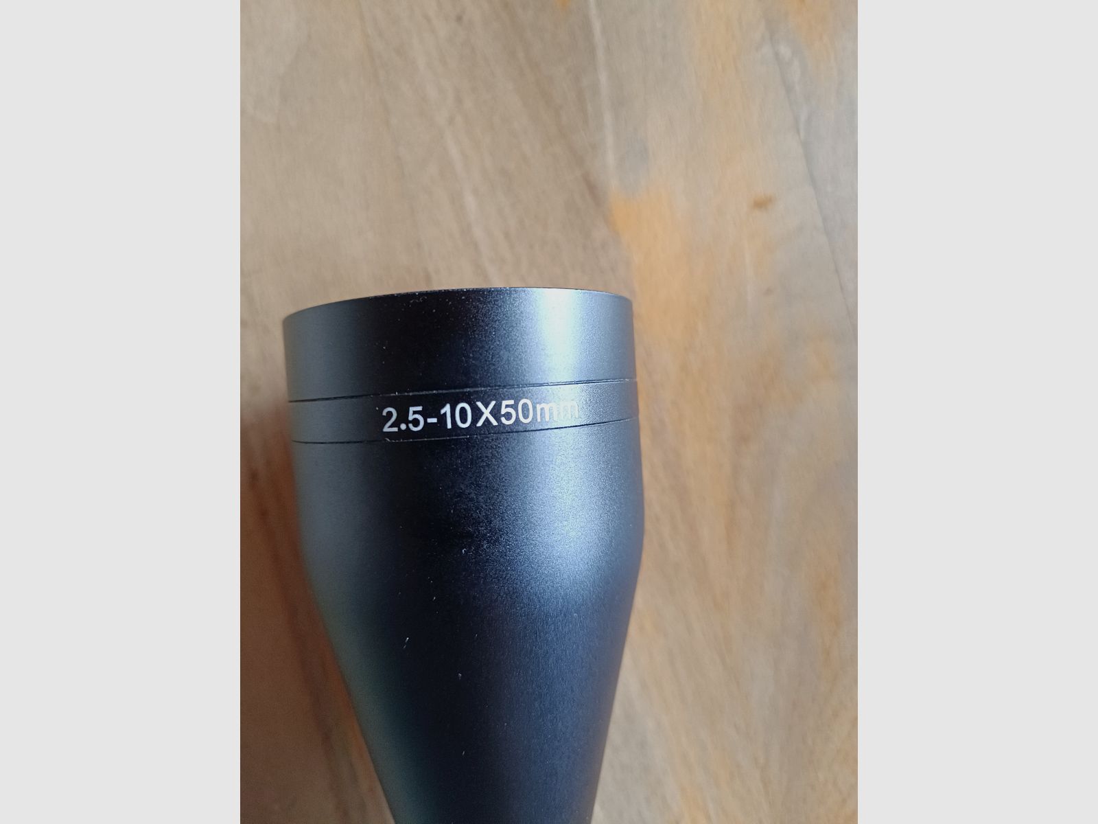Celownik marki Akah 2,5-10x50 z odpowiednim adapterem Rusan Mar