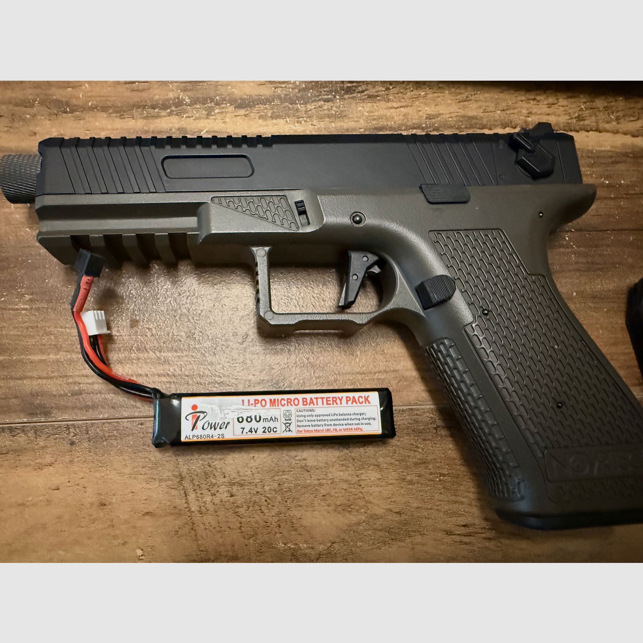 Novritsch SSE18 AEP Pistole mit Begadi Hop up und Zubehör