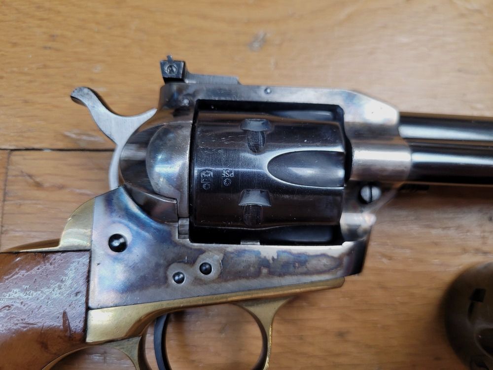 Revolver Iver Johnson Deluxe Target – 2 Trommeln 22LR und 22Mag – Single Action Army von Uberti – Waffe von 1978 – Rahmen Typ Scout – 100% Stahl – Abzug mit Transferstange und 4 Klicks wie bei einem echten – Lauf 5 Zoll ¼ Spiegel – Verstellbare Visierung – TBE+!, Bild 19 von 22